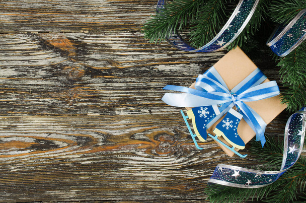 Χριστουγεννιάτικο φόντο. Κουτί δώρου και κλαδιά ελάτης με διακόσμηση σε μπλε χρώμα. - Φωτογραφία, εικόνα