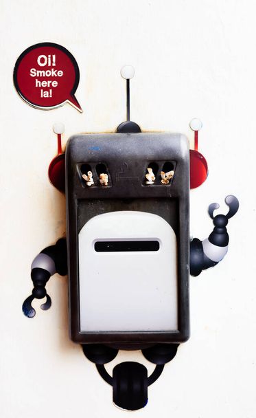 Niedliche kleine Roboterdose an der Wand für Raucherraum - Foto, Bild
