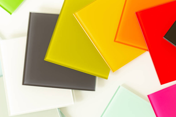кольорові шматочки декоративного скла для кухні та інтер'єру будинків та офісів
 - Фото, зображення