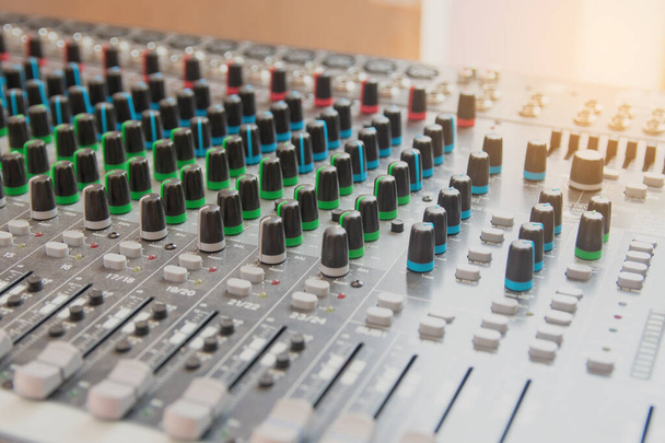 Panel sterowania mikserem dźwięku audio. Przyciski konsoli dźwiękowej do adju - Zdjęcie, obraz