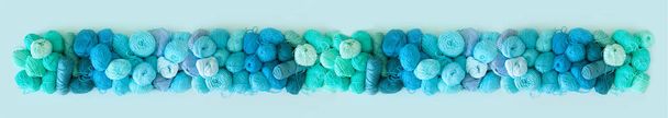Skein of aquamarine yarn and knitting needles. Crochet hooks. Lo - Foto, Bild