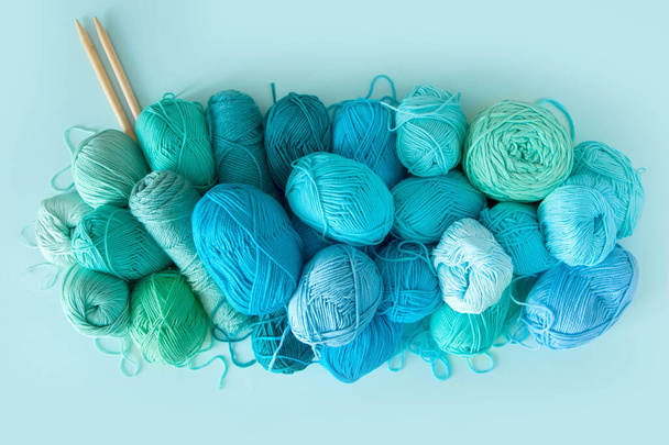 Colored balls and skiens of yarn. Top view. Aquamarine colors. Y - Foto, Imagen
