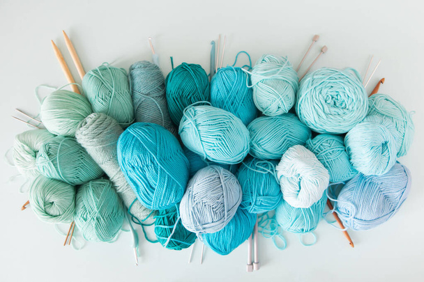 Colored balls and skiens of yarn. Top view. Aquamarine colors. Y - Zdjęcie, obraz