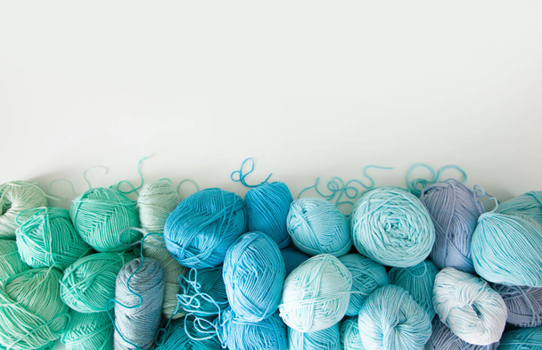 Colored balls and skiens of yarn. Top view. Aquamarine colors. Y - Foto, Imagem