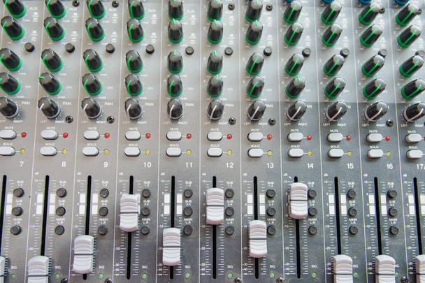Ηχητικός πίνακας ελέγχου μίξερ ήχου πάνω όψη. Κουμπιά κονσόλας ήχου - Φωτογραφία, εικόνα