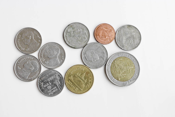 Érmék - Thai baht fehér háttérrel. Thai valuta. - Fotó, kép