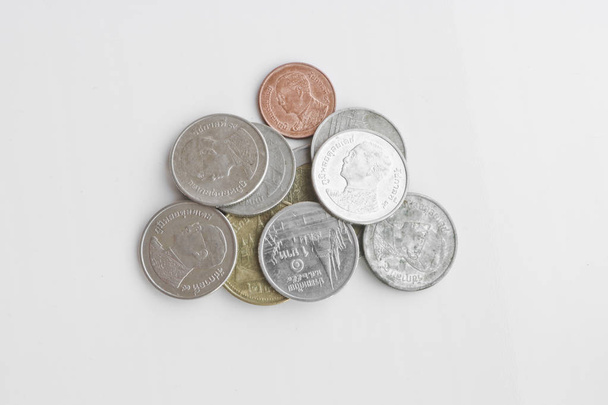 Érmék - Thai baht fehér háttérrel. Thai valuta. - Fotó, kép