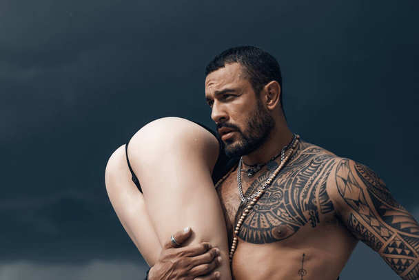Tattoo salon. Tattooed latinos - sexual concept. Passionate lover caressing arousing beautiful woman. Sensual woman with handsome man. - Foto, Bild