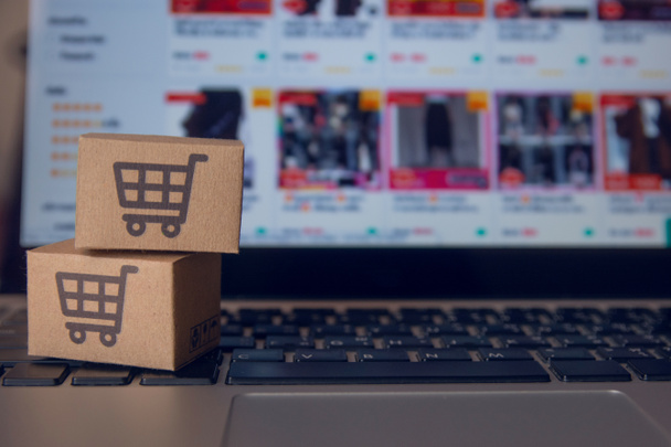 Online vásárlás: Papírdobozok vagy csomagok bevásárlókosárral l - Fotó, kép
