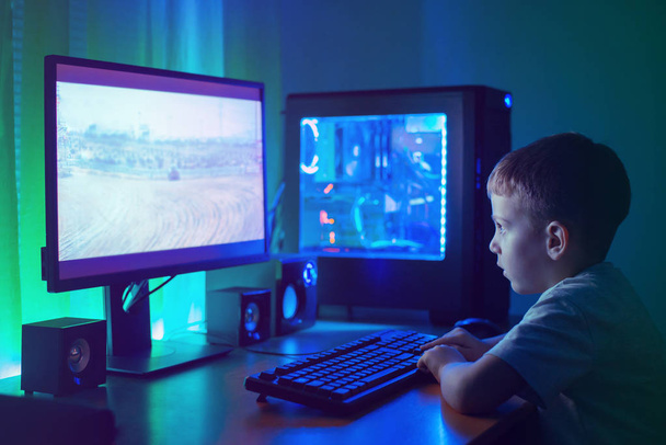 Αγόρι παιχνίδι στο online gaming Pc. - Φωτογραφία, εικόνα