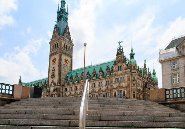 Horizontal shot of the beautiful Hamburg Town Hall with concrete stairs - Foto, imagen