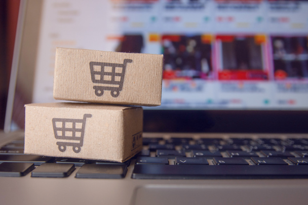 Çevrimiçi alışveriş: Kağıt kutular veya alışveriş arabası olan paket. - Fotoğraf, Görsel