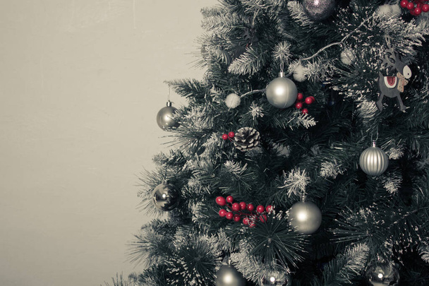 Szilveszteri dekoráció egy nappaliban. Karácsonykor. Üdülőszoba dekoráció. Karácsonyi játékok és koszorúk - Fotó, kép