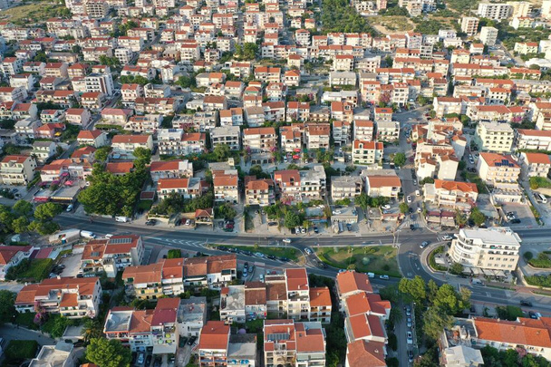 Aerial shot of streets in the middle of buildings at daytime in Makarska, Croatia - Foto, Bild