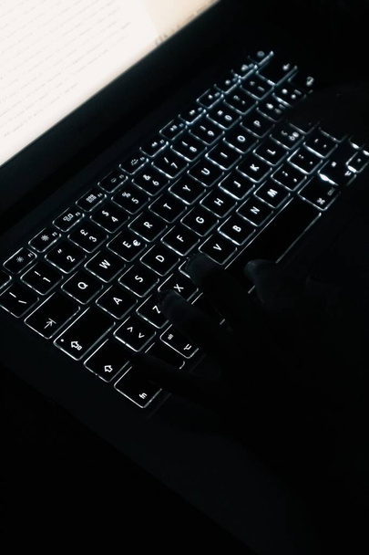 Tiro vertical de uma pessoa digitando em um laptop
 - Foto, Imagem
