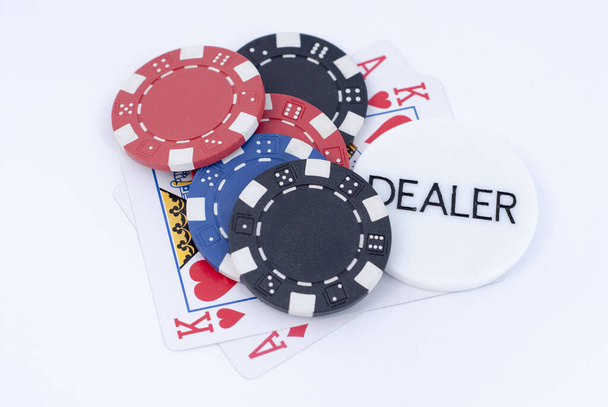 Cartões de poker Texas Holdem e fichas de casino
 - Foto, Imagem