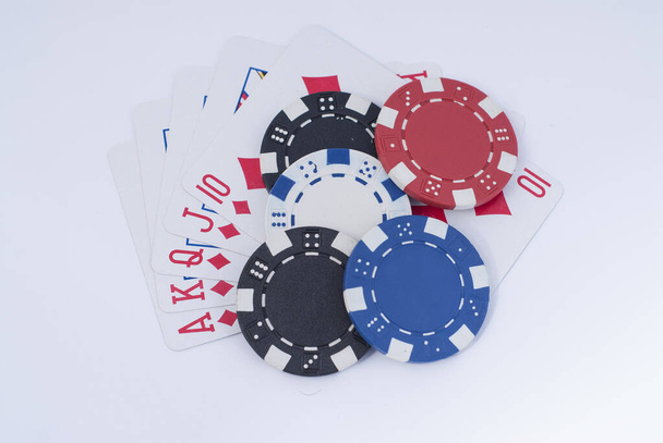 Texas Holdem Pokerkarten und Casino Chips - Foto, Bild