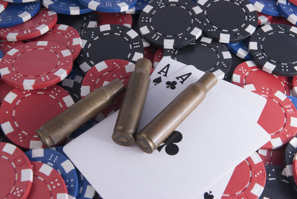 double as Texas holdem cartes de poker et Casino jetons fusils balles
 - Photo, image