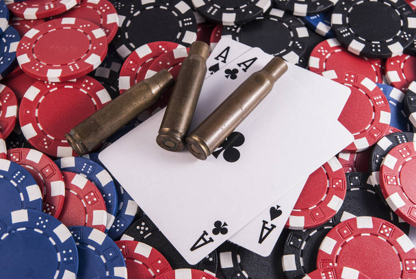doppi assi Texas holdem carte da poker e Casino chip pistole proiettili
 - Foto, immagini
