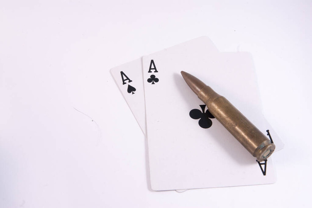 Double Asse Texas Holdem Pokerkarten und Casino Pistolen Kugeln - Foto, Bild