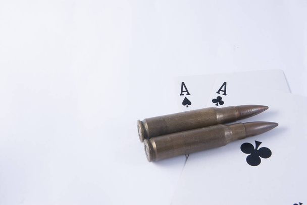Подвійний туз Карти для гри в покер Техасу і кулі для зброї казино - Фото, зображення