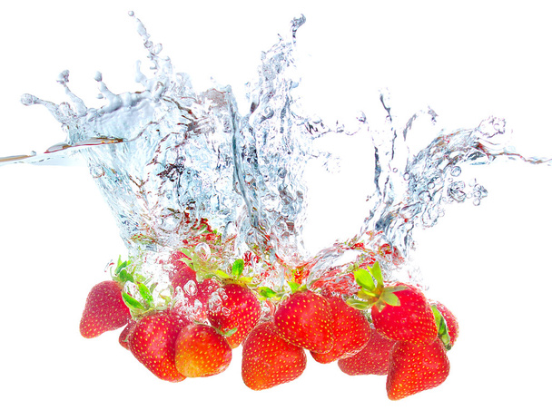 heldere aardbei en water splash - Foto, afbeelding