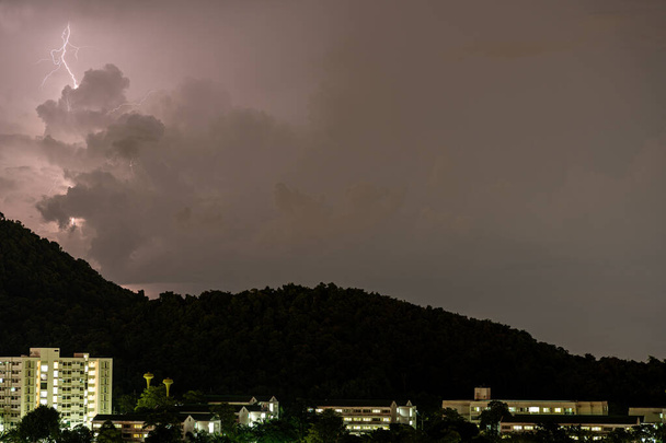 Storm blikseminslag in de bergen tijdens een onweersbui 's nachts. Prachtig dramatisch uitzicht - Foto, afbeelding