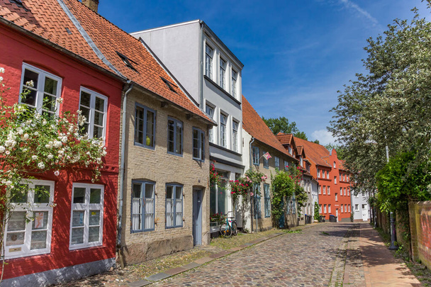 フレンスブルクの歴史的中心部にある石畳の通り - 写真・画像