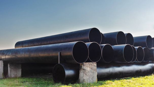 Imagens de equipamentos de transporte de gás natural, incluindo tubos de grande diâmetro e alta pressão, bem como pontos de manutenção de dutos, que são protegidos
. - Foto, Imagem