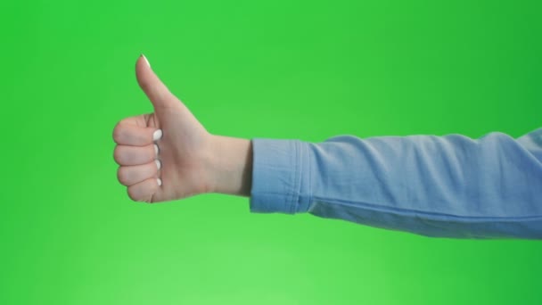 Duim omhoog teken hand gebaar op groen scherm. Simbol van goedkeuring als positieve emotie. - Video