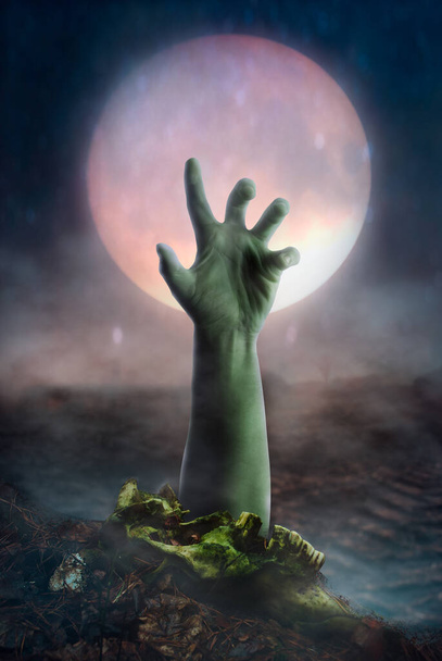 Przerażająca ręka zombie na tle księżyca, zmartwychwstała, - Zdjęcie, obraz