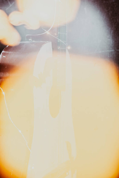 guitarra acústica en guirnalda amarilla luz, fondo festivo
, - Foto, Imagen