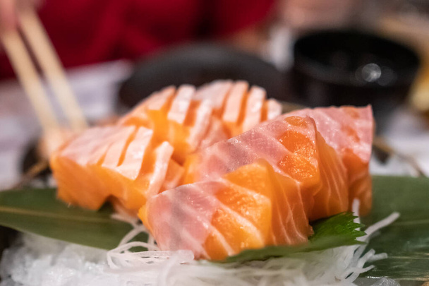 Primer plano de Salmón sashimi en el tazón
. - Foto, Imagen