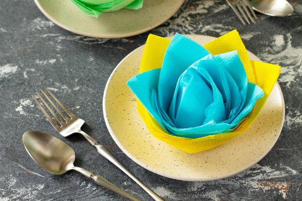 dekorative Blume aus farbigen Papierservietten. Tisch gedeckt mit c - Foto, Bild