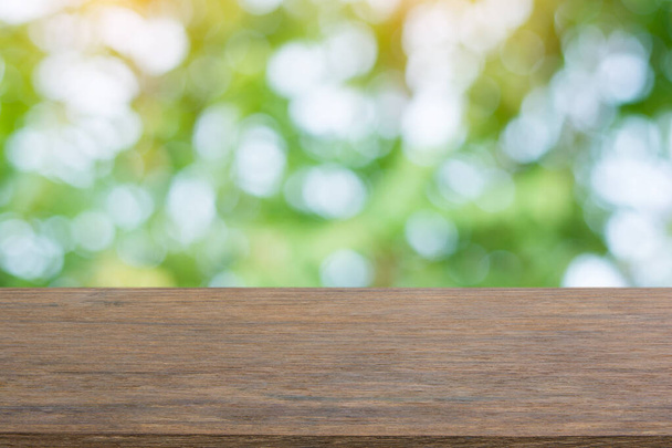 Κενό σκούρο ξύλινο τραπέζι κορυφή και θολώνουν φόντο φύση με αντίγραφο s - Φωτογραφία, εικόνα