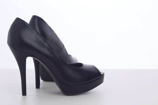 черные туфли на высоком каблуке на белом
 - Фото, изображение