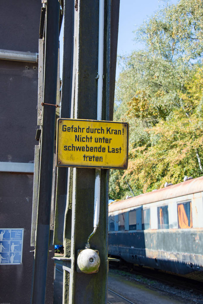 Προειδοποιητικό σήμα που δείχνει σιδηροδρομικό έδαφος - Φωτογραφία, εικόνα