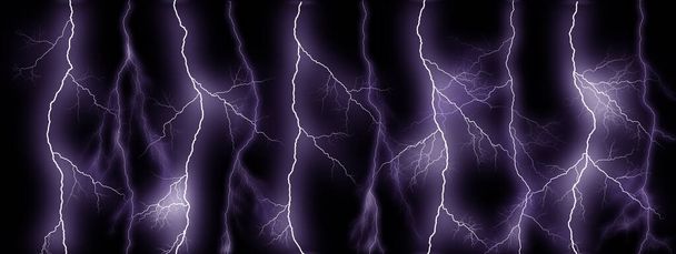 Donner Blitze isoliert auf schwarzem Hintergrund, abstraktes elektrisches Konzept - Foto, Bild