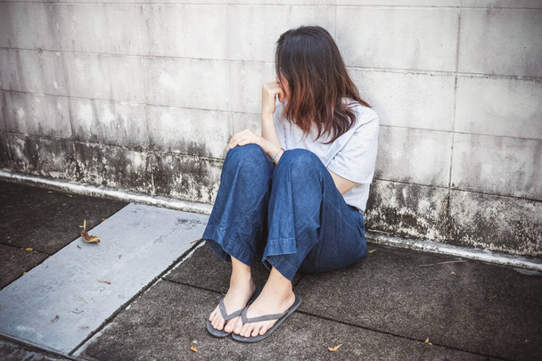 Mladá asijská dívka sedí na stresu a pocit deprese. - Fotografie, Obrázek