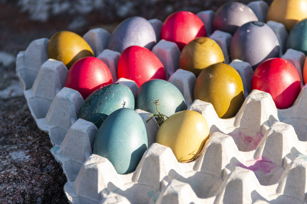 яйца разных цветов, лежащие бок о бок / пасхальные яйца
 - Фото, изображение