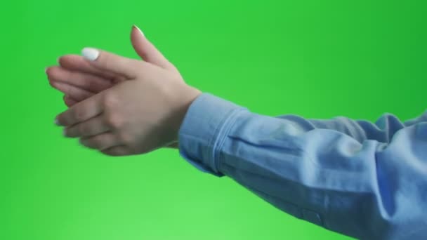 Chica haciendo aplausos sus manos en un fondo de pantalla verde
 - Metraje, vídeo