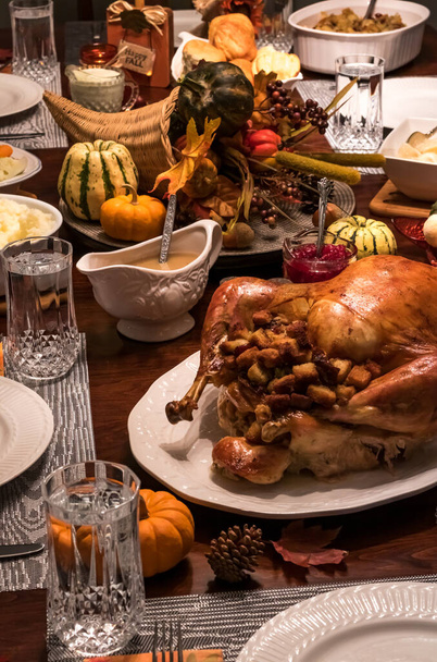 Thanksgiving dinner table. - Zdjęcie, obraz