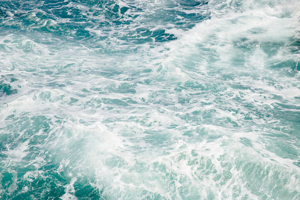 Přírodní pozadí modré moře s vlnami, azurově čistá voda pláž - Fotografie, Obrázek