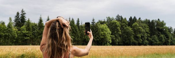 junge Frau macht draußen ein Selfie - Foto, Bild
