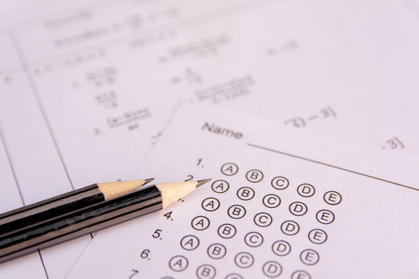 Lápiz en hojas de respuestas o formulario de prueba estandarizado con respuestas b
 - Foto, imagen