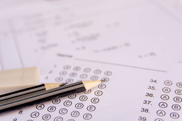 Bleistift und Radiergummi auf Antwortbögen oder standardisiertem Testformular - Foto, Bild