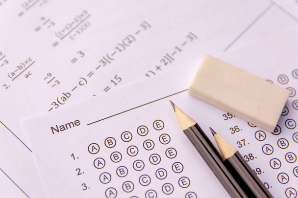 Карандаш и ластик на листах ответов или стандартизированный тест
 - Фото, изображение