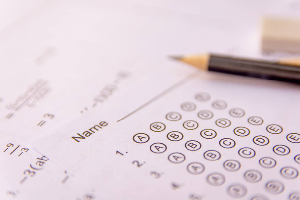 Lápiz y goma de borrar en hojas de respuesta o formulario de prueba estandarizado ingenio
 - Foto, Imagen