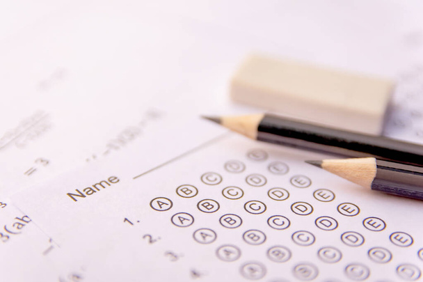 Lápiz y goma de borrar en hojas de respuesta o formulario de prueba estandarizado ingenio
 - Foto, Imagen