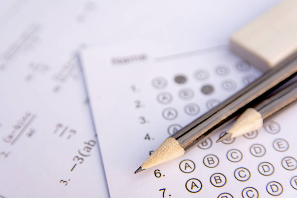 Ołówek i gumka na arkuszach odpowiedzi lub standardowym formularzu testowym dowcip - Zdjęcie, obraz